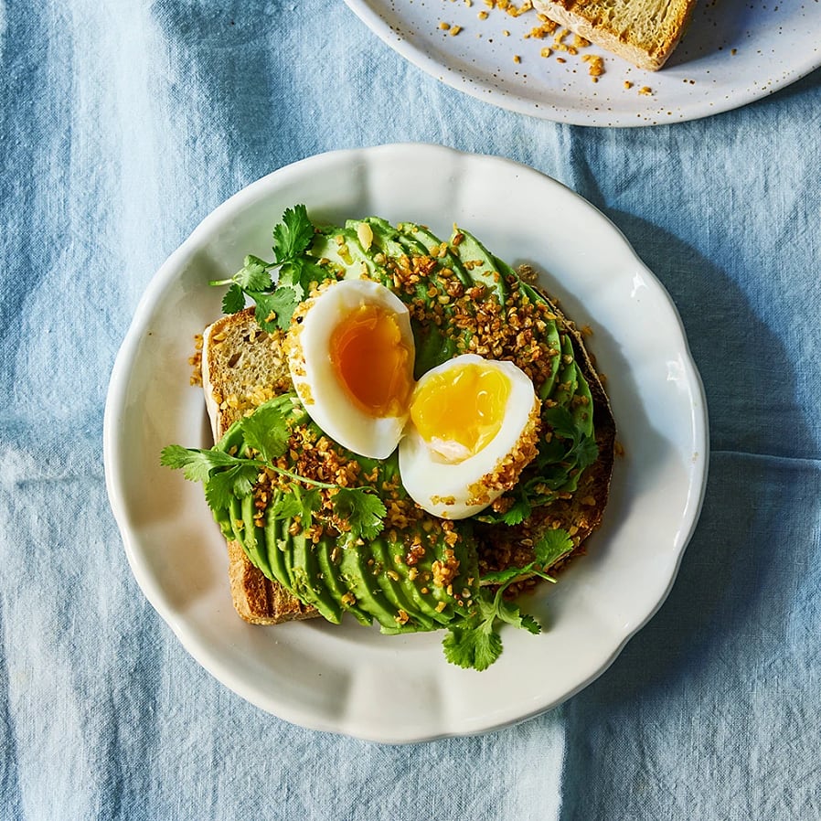 Avokadotoast med ägg och rostat bovete