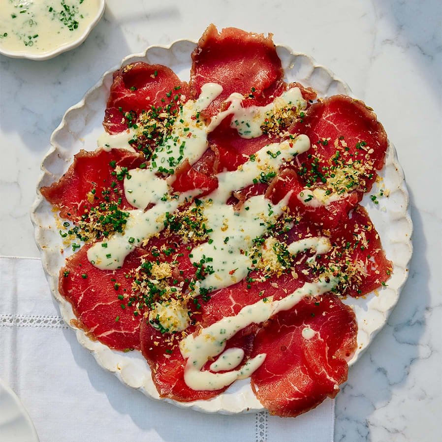 Gravad oxfilé med nobisdressing och pangrattato