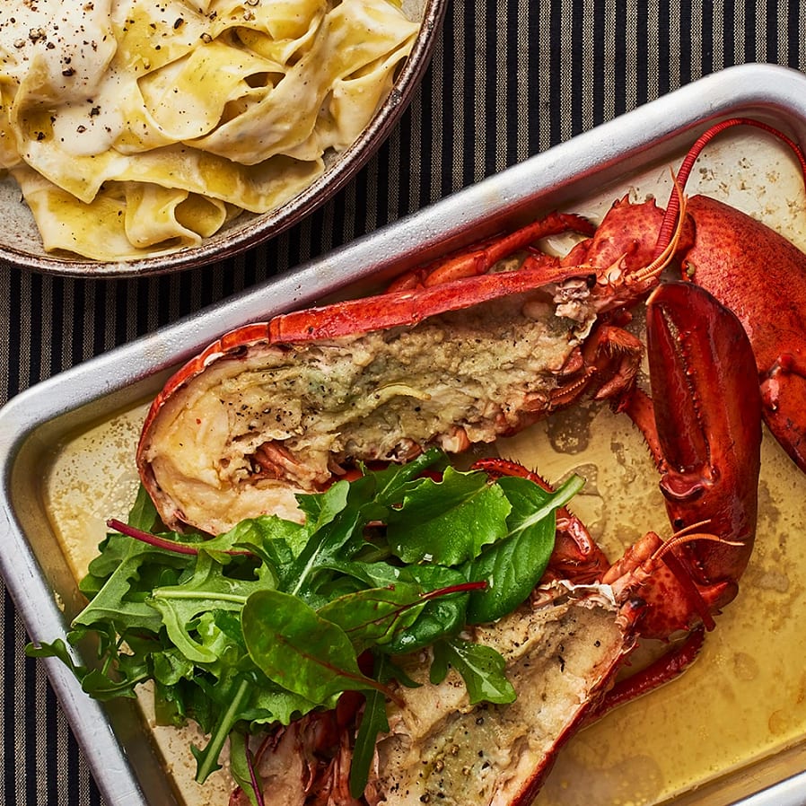 Vitlöksgratinerad hummer med krämig pappardelle