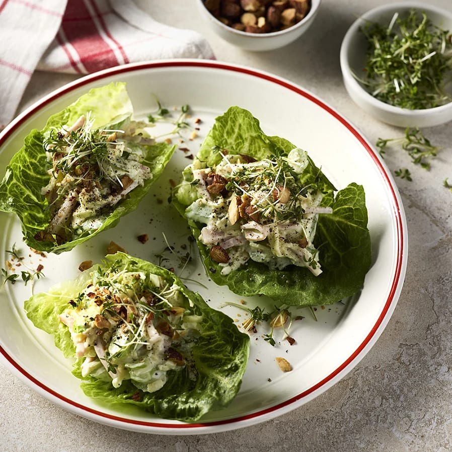 Stjälksellerisallad med rökt lammfiol i salladsblad