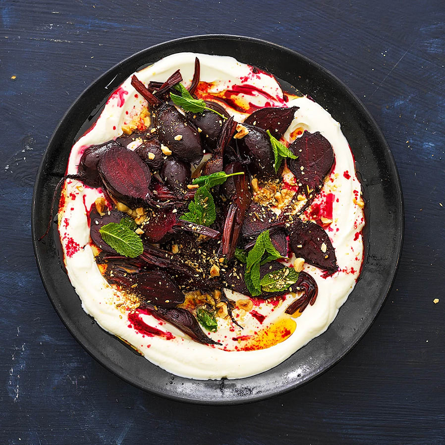 Rostade betor med yoghurt, dukkah och färsk mynta