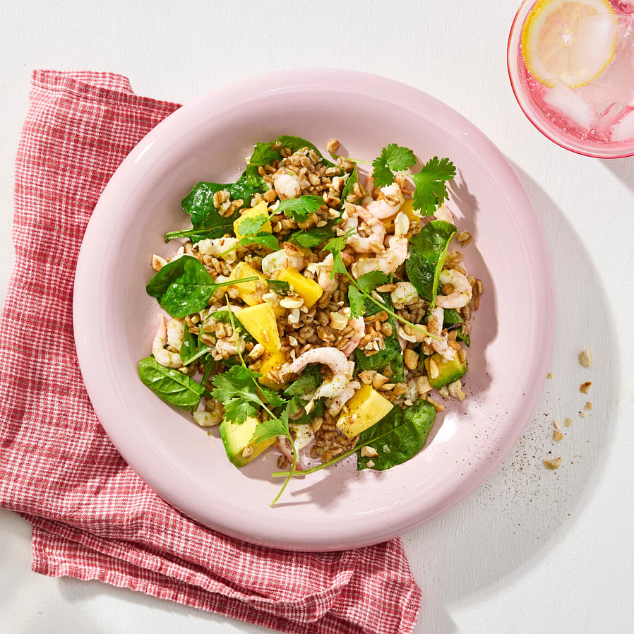 Matvetesallad med räkor, mango, avokado, lime och cashewnötter