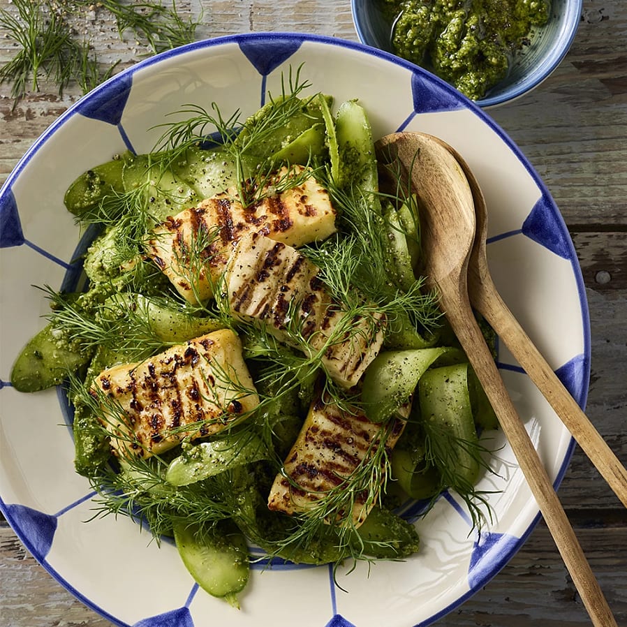 Grillost med gurka och grön valnötsdressing