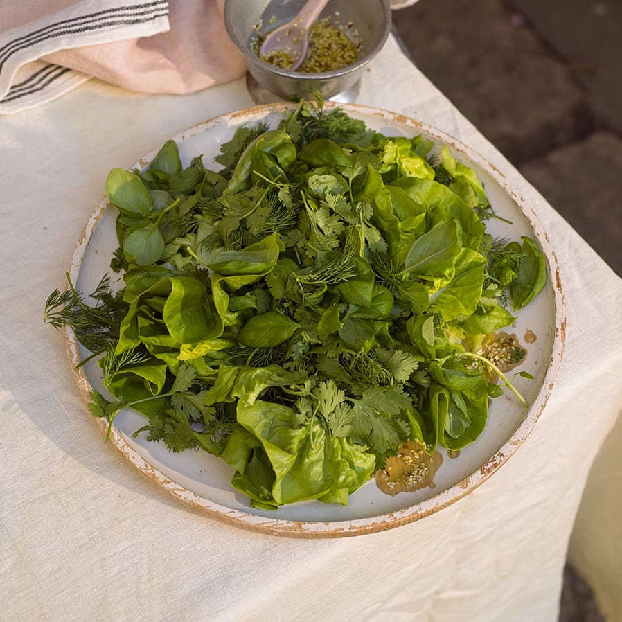 Grön örtsallad med rostade sesamfrön
