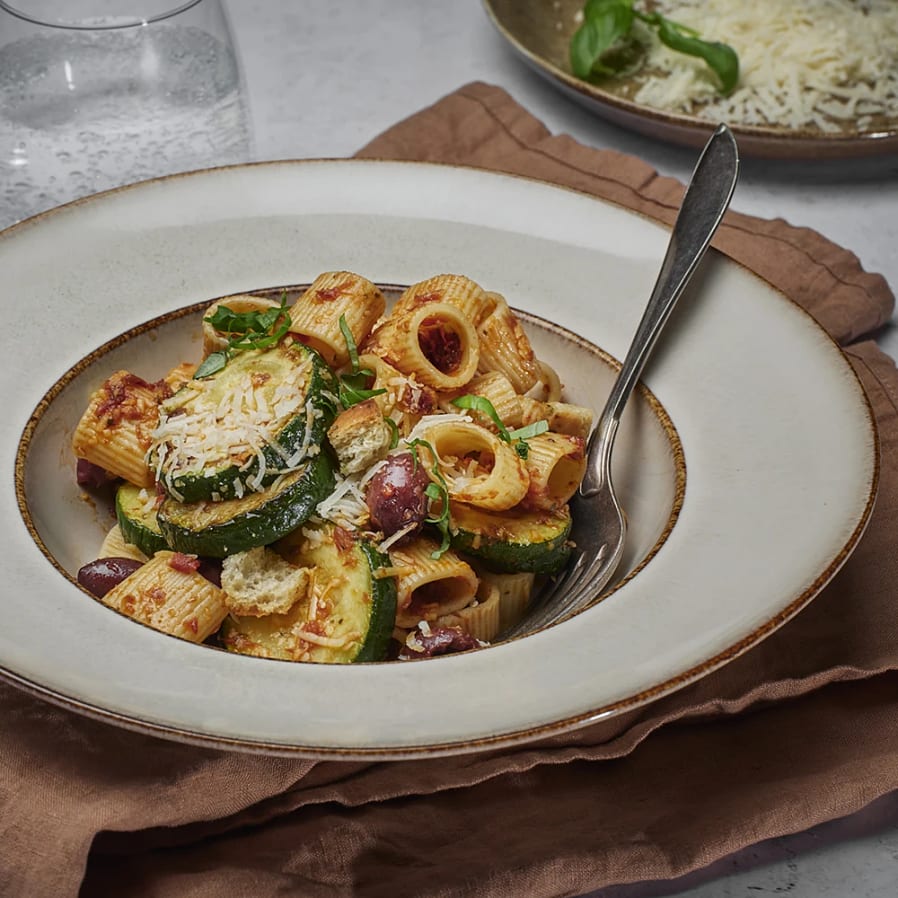 Pasta med zucchini och soltorkad tomat