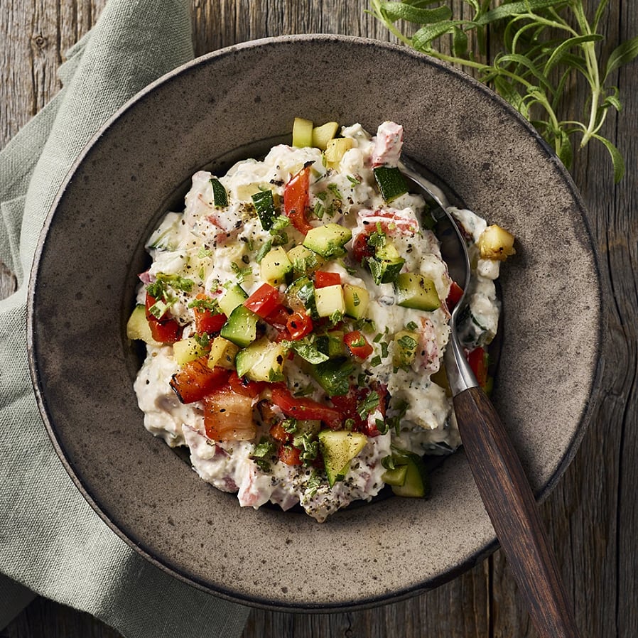 Fetaostyoghurt med grillad paprika och zucchini