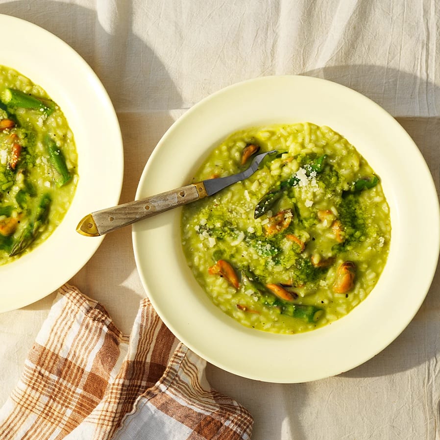 Grön sparrisrisotto med musslor
