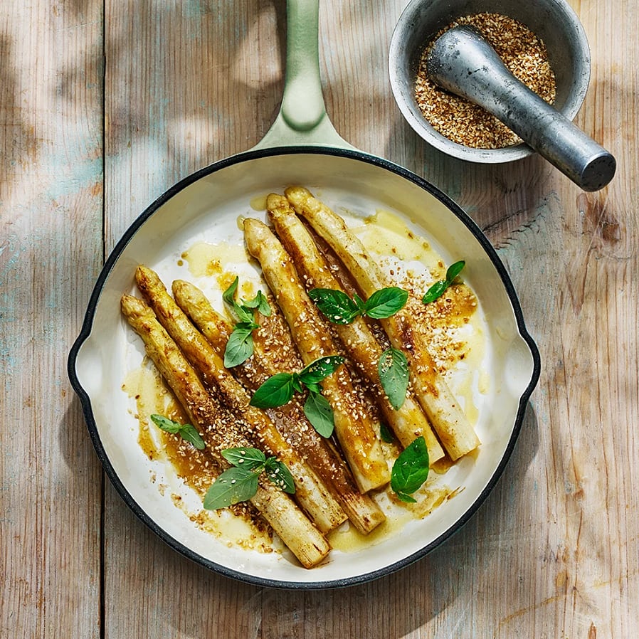 Råstekt vit sparris med misosmör och sesamfrön