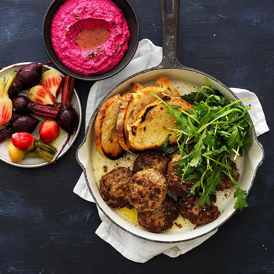 Kokta knippbetor med lammfärsbiffar och feta- och betröra