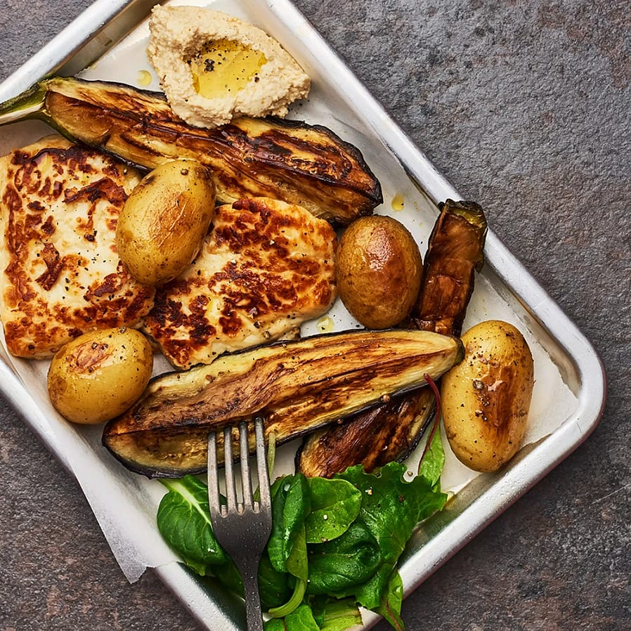 Halloumi med aubergine, rostad potatis och hummus