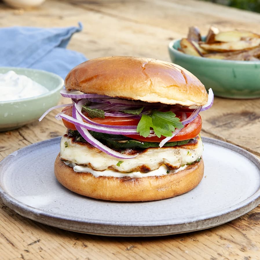 Grilloumiburgare med zucchini och örtsallad