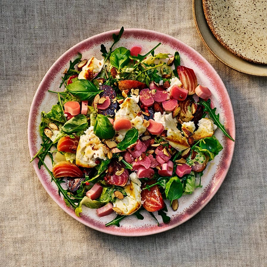 Sallad med betor, picklad rabarber och bakad fetaost