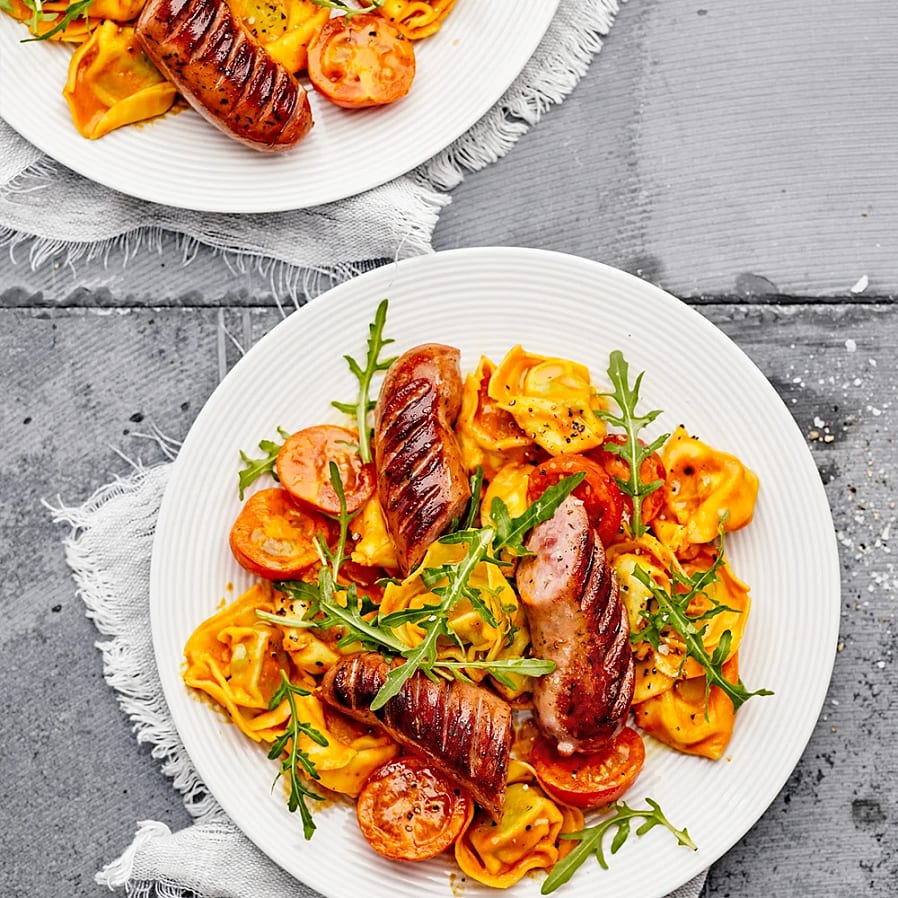 Salsiccia med tomatsås, tortellini och rucola