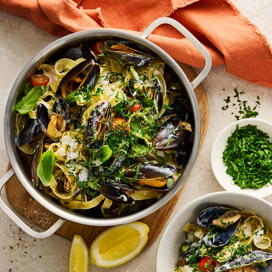 Ångade blåmusslor med örter, grädde och tagliatelle