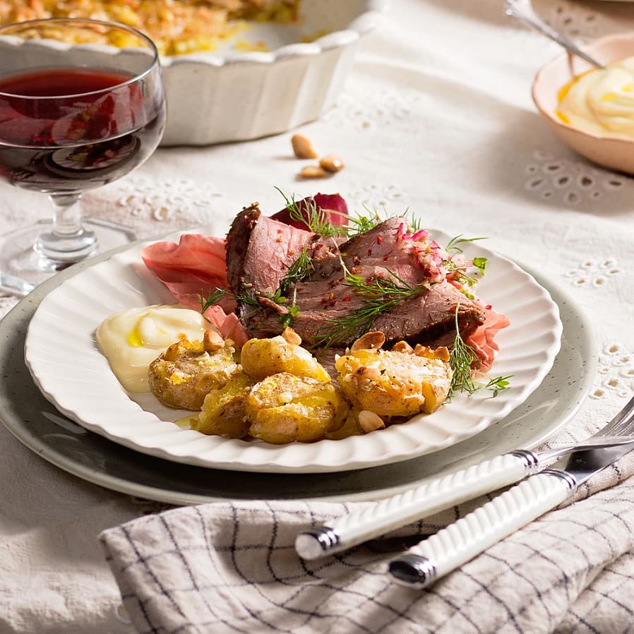 Kryddstekt rostbiff med kaprisgremolata och aioli