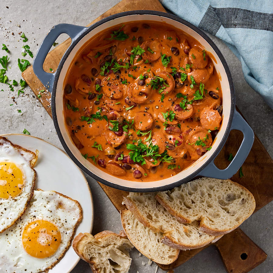 Chiligryta med bönor, chorizo och färskost