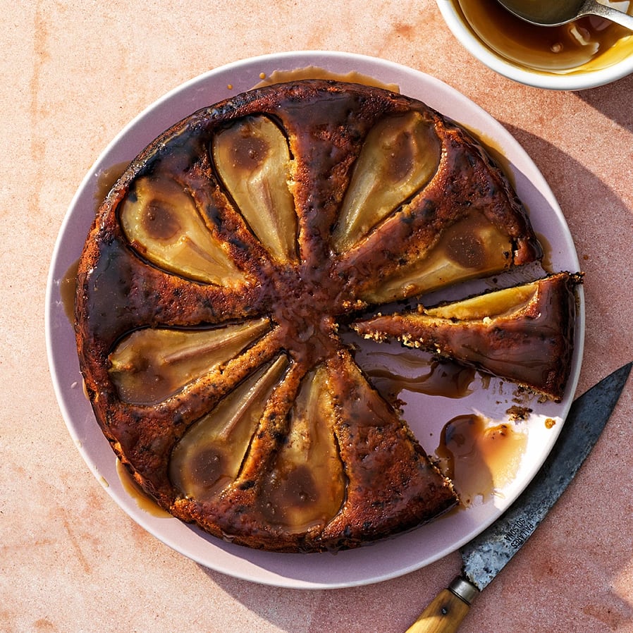 Sticky toffee pudding med päron