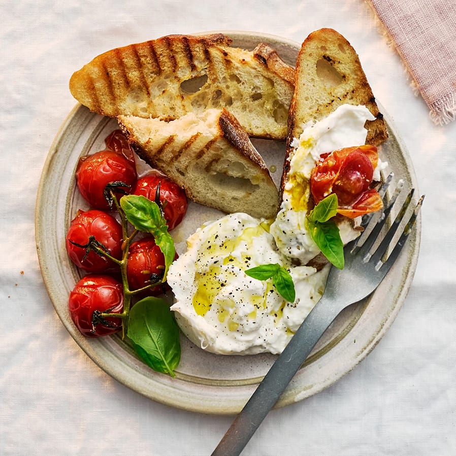 Caprese med burrata och ugnsrostade picklade tomater
