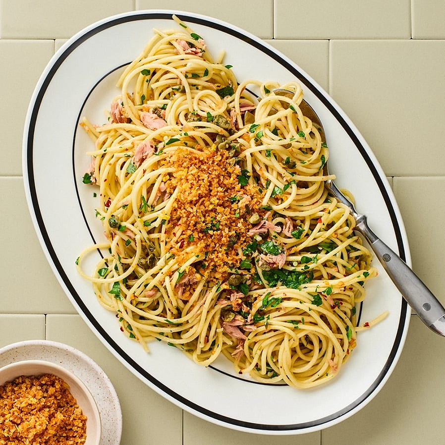 Tonfiskpasta med kapris och pankokrisp