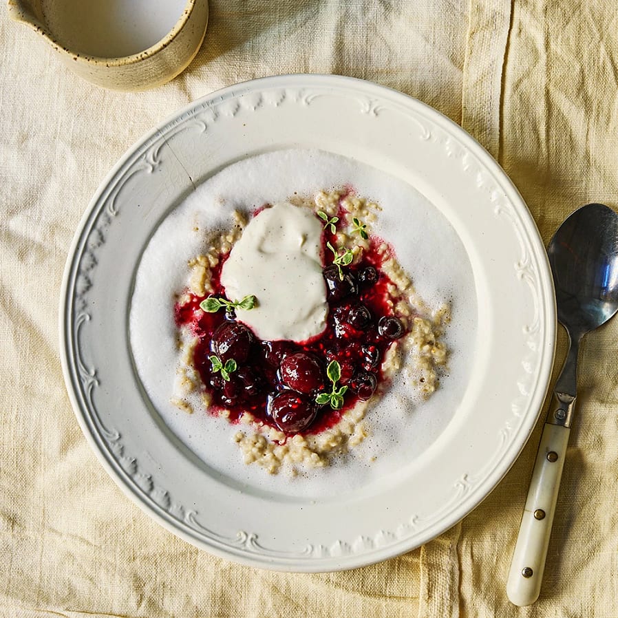 Gröt med bärkompott, yoghurt och skummad mjölk