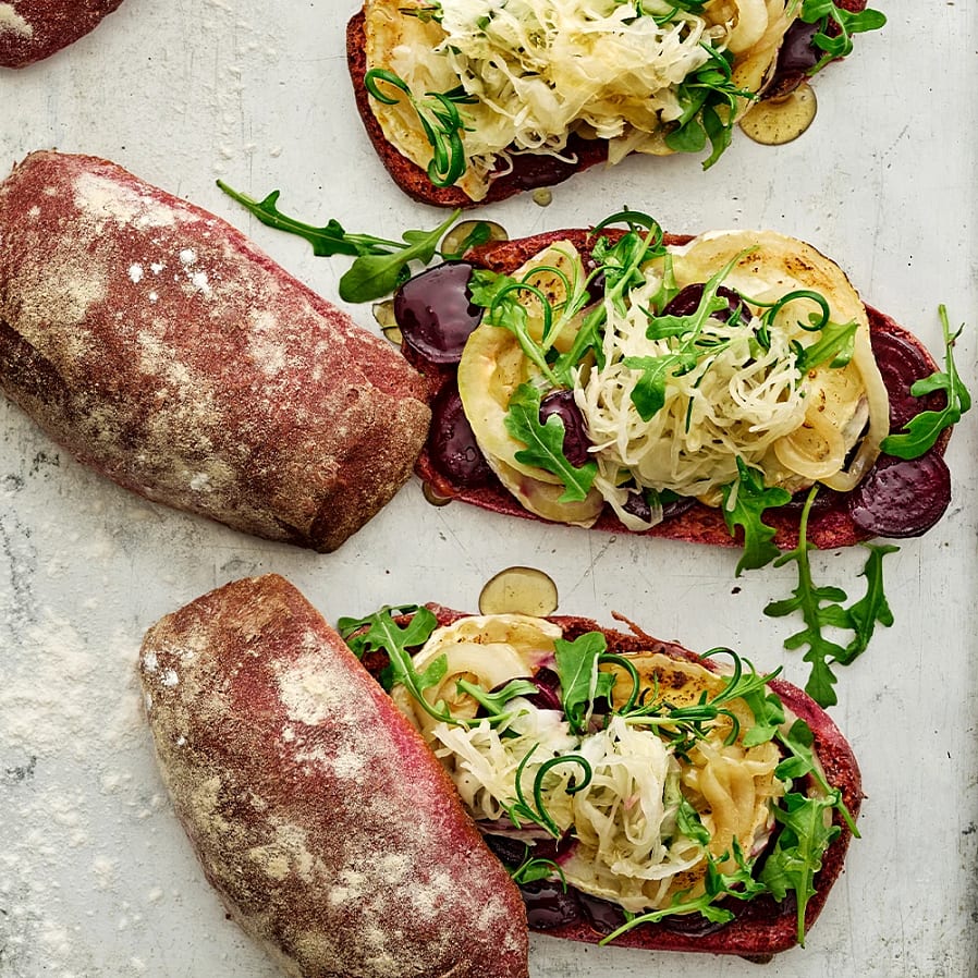 Rödbetsciabatta med chèvre och karamelliserad lök