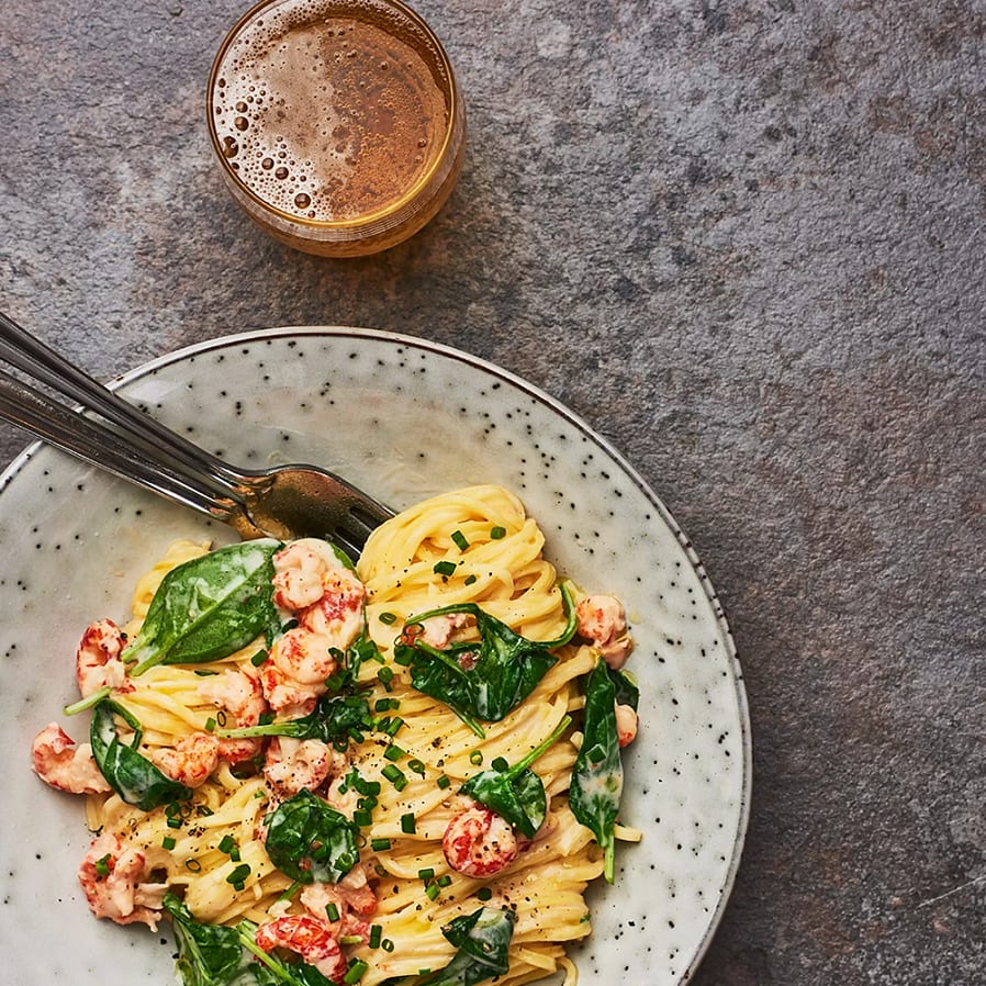 Spaghetti med kräftstjärtar och spenat