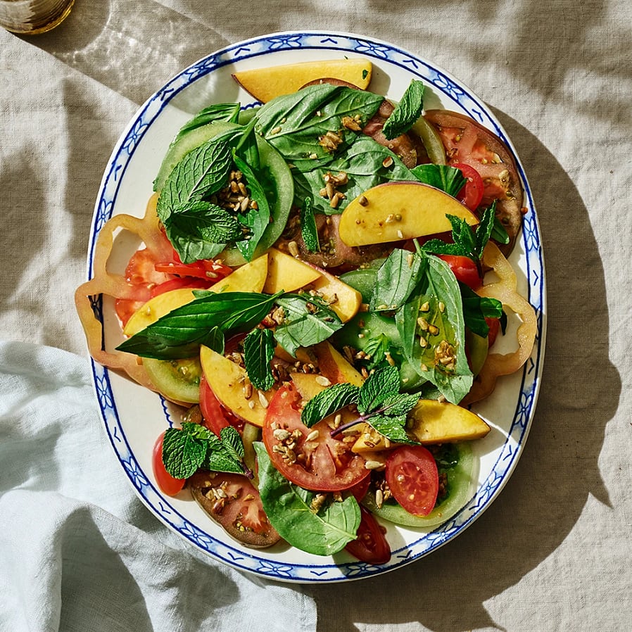 Sallad med nektariner och saltrostade solroskärnor
