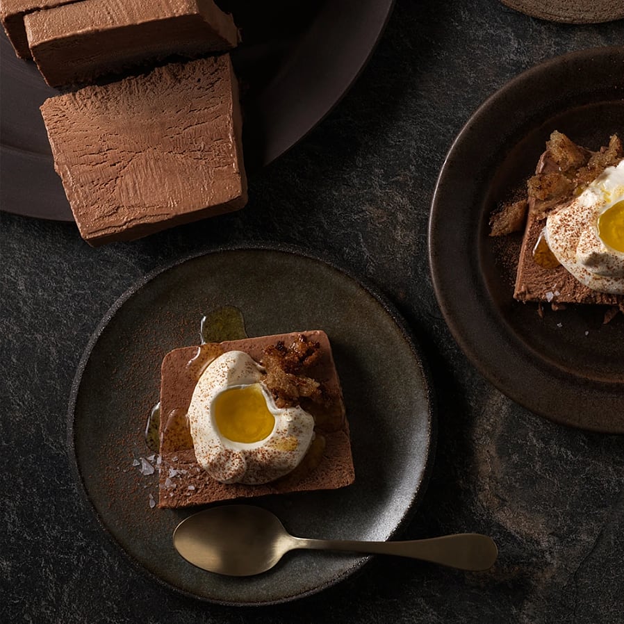 Chokladsemifreddo med citronolja och söta krutonger