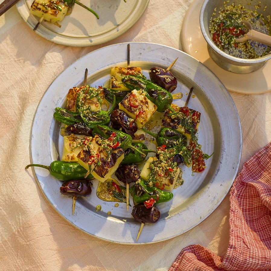 Grillostspett med dadlar och padrones
