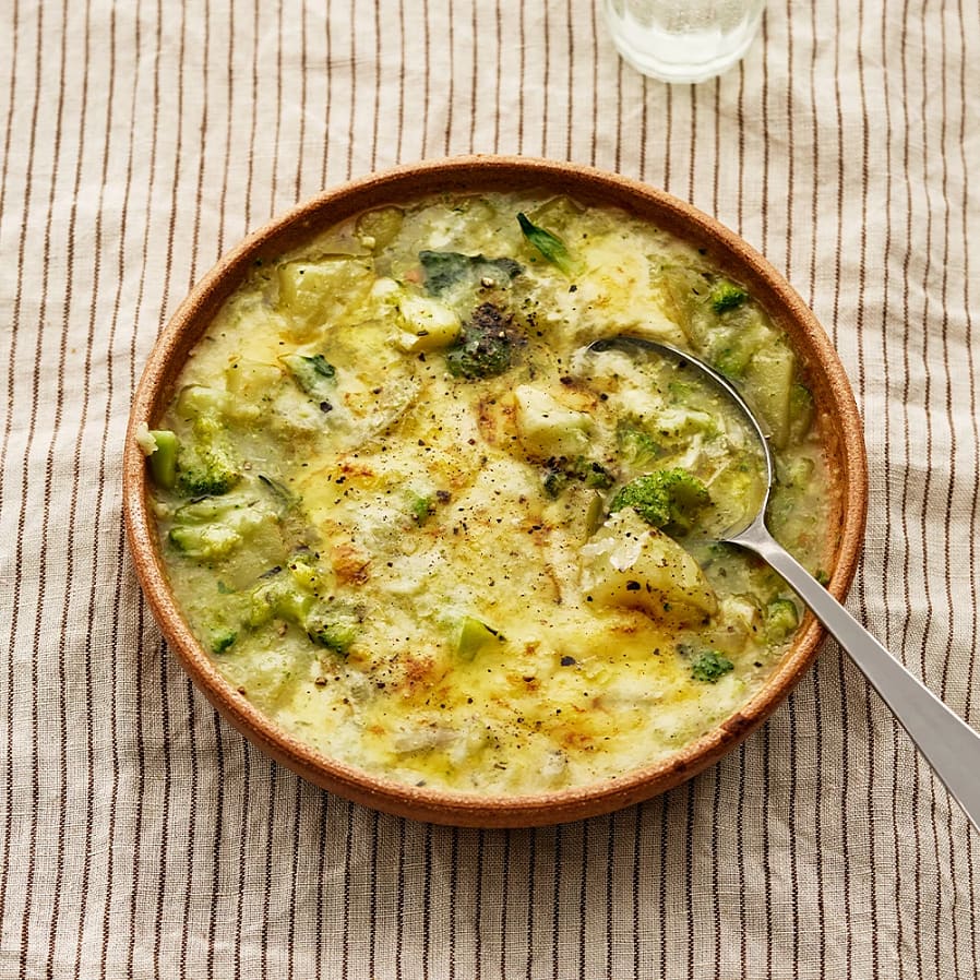Ostgratinerad potatis- och broccolisoppa