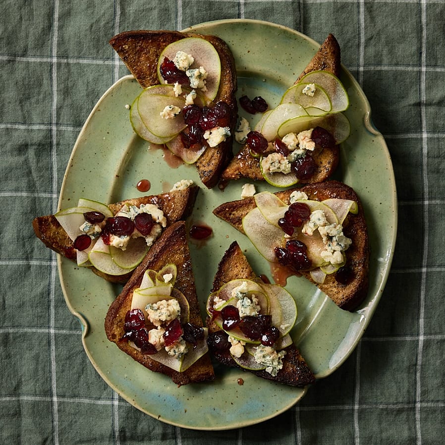 Fattiga riddare med ädelost och glöggkokta tranbär