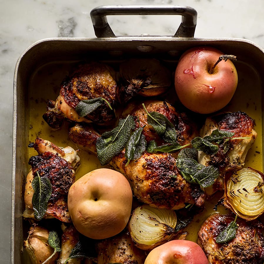 Rosmarinbakad kyckling med äpple och lök