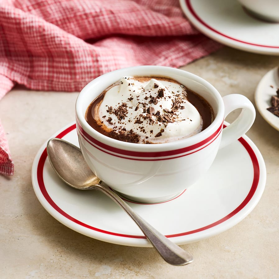 Chocolat chaud med kardemumma och lättvispad grädde