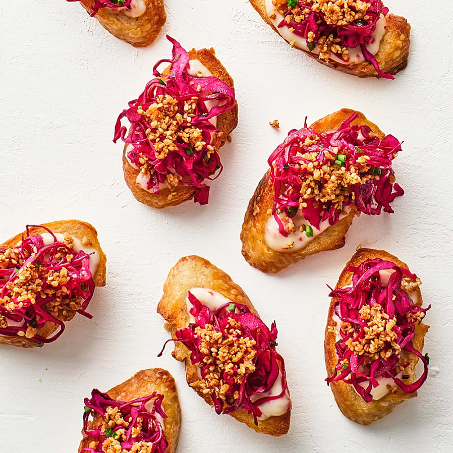Crostini med rödkålssallad och sesamcrunch