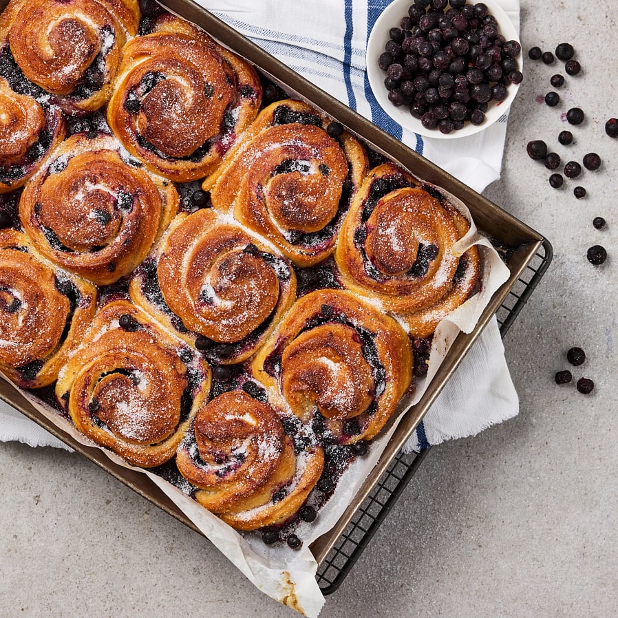 Blåbärsbullar i långpanna