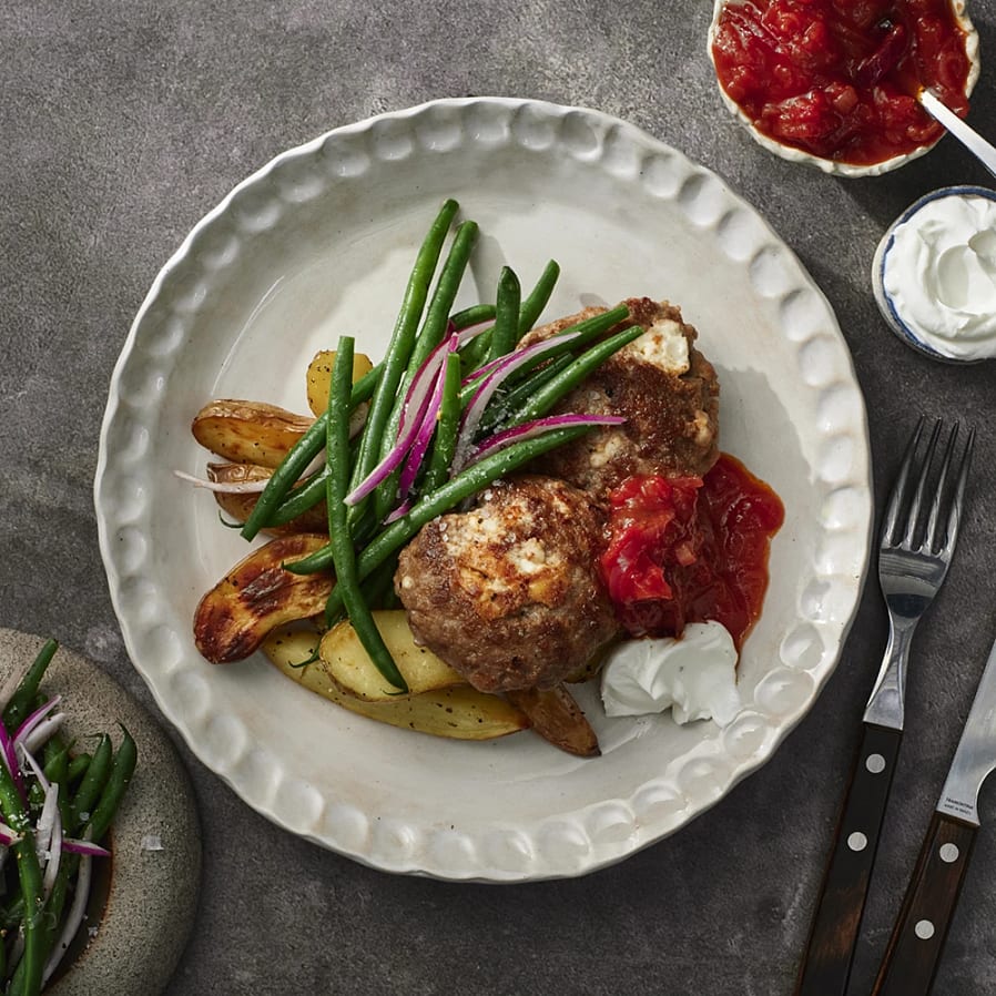 Lammfärsbiffar med fetaost och mangochutneysås