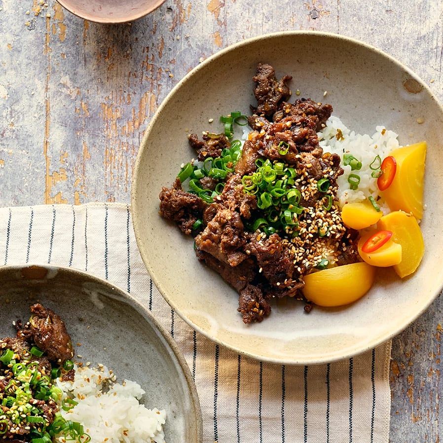 Viltskavs-yakiniku med chilipicklade gulbetor