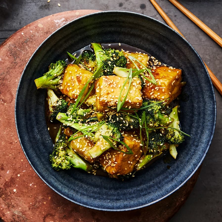 Tofu med broccoli i sötsur ingefärssås