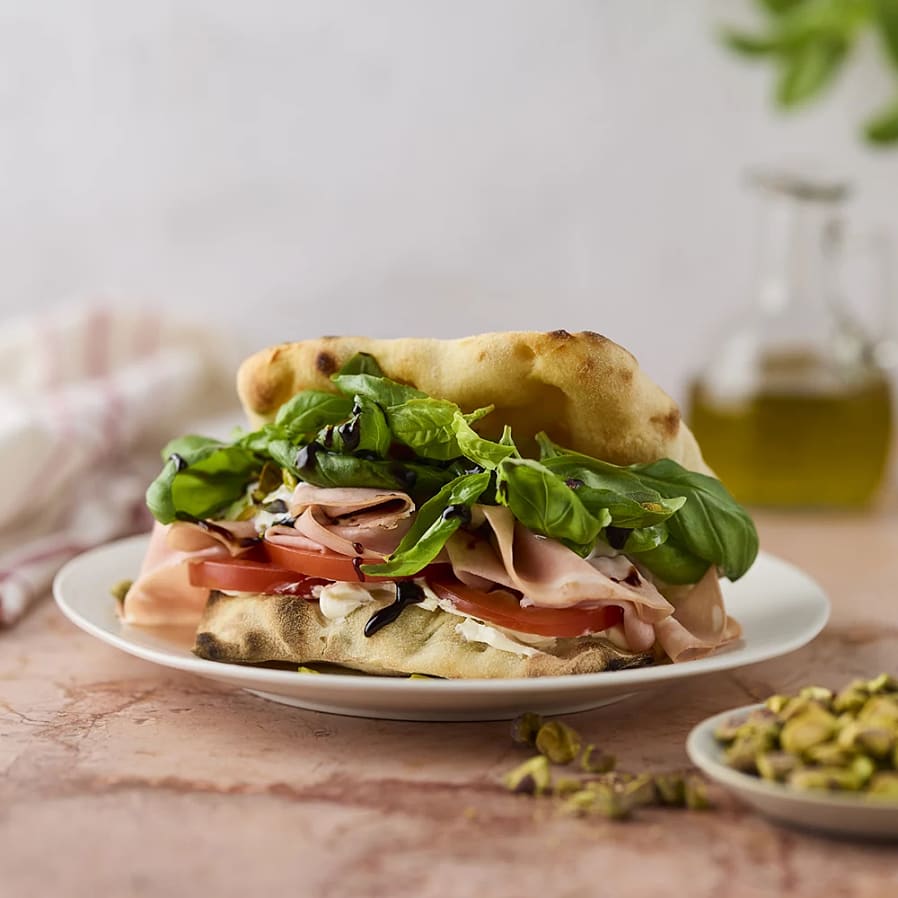 Italiensk pinsamacka med mortadella, stracciatella och pistage
