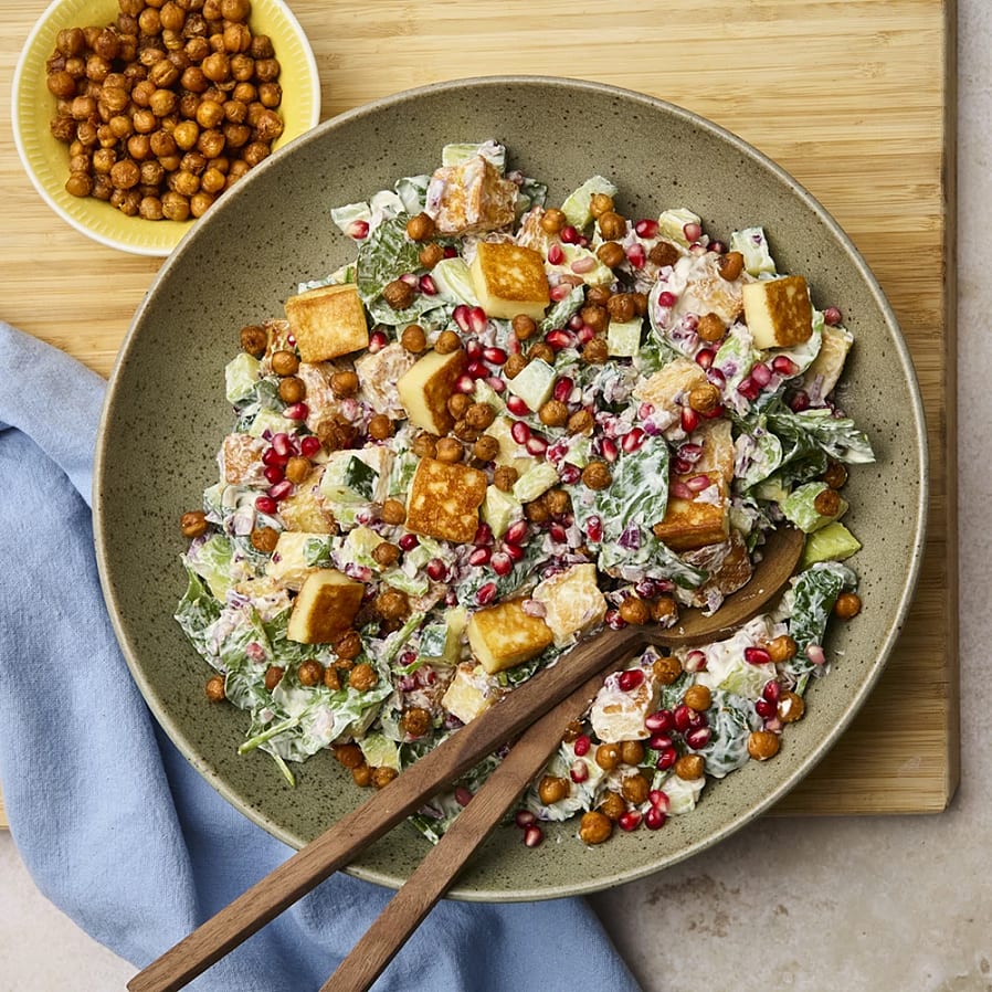 Sallad med stekt pannoumi och kikärtor