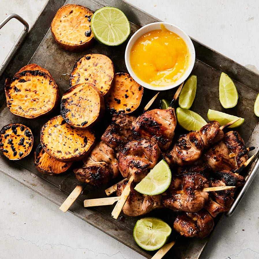 Kycklingspett med het mangosalsa