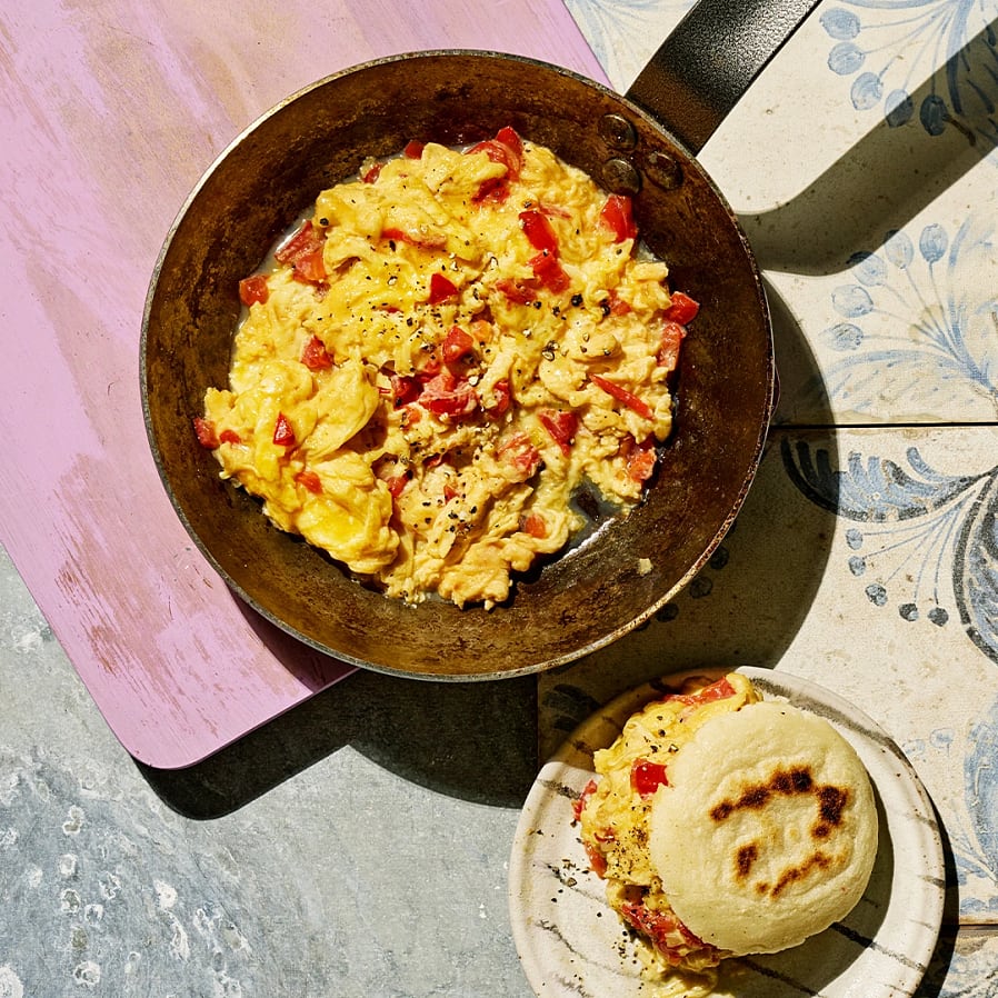 Arepa con perico – Majsbröd med äggröra och tomat