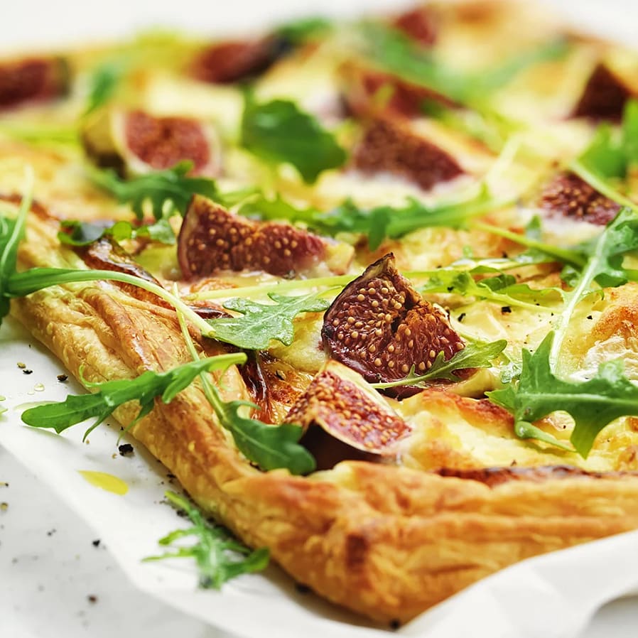 Smördegspizza med chèvre och färska fikon