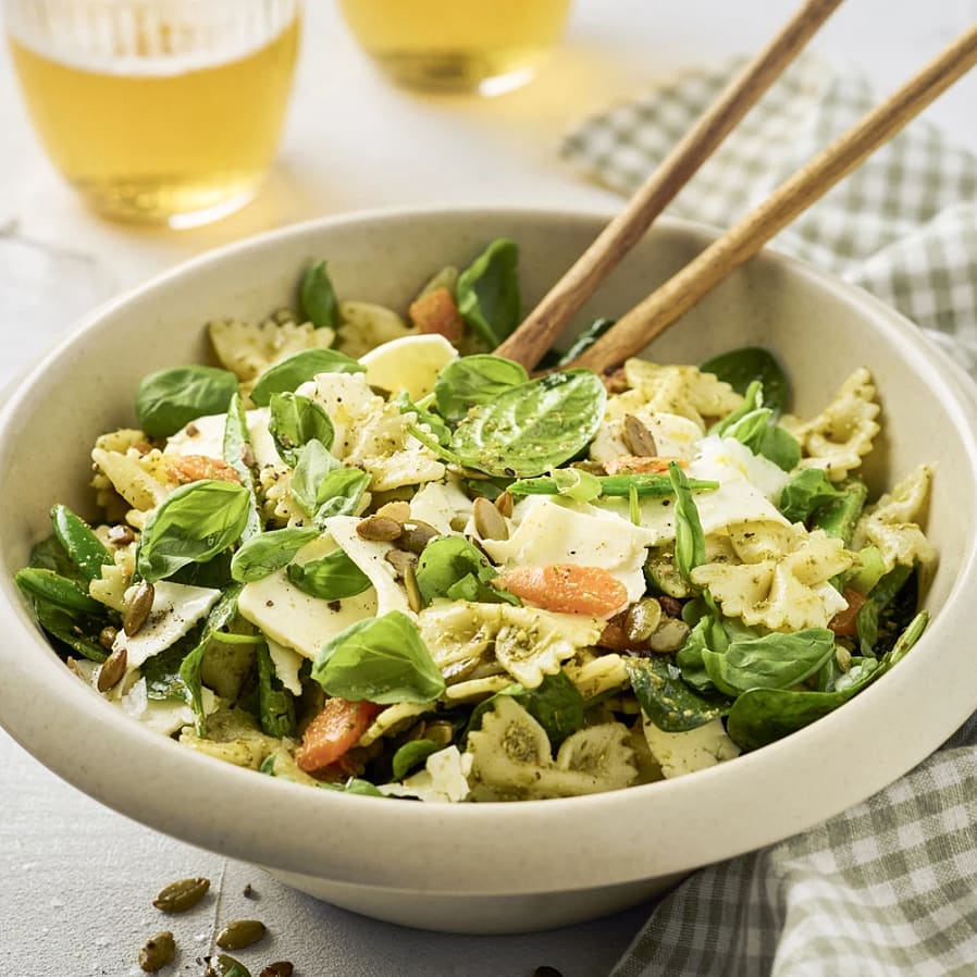 Pastasallad med grönsaker, grillost och pesto