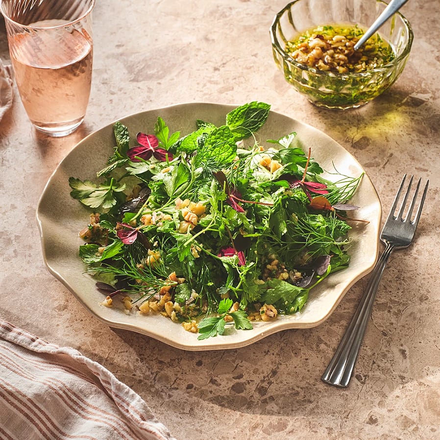 Örtsallad med valnötsdressing