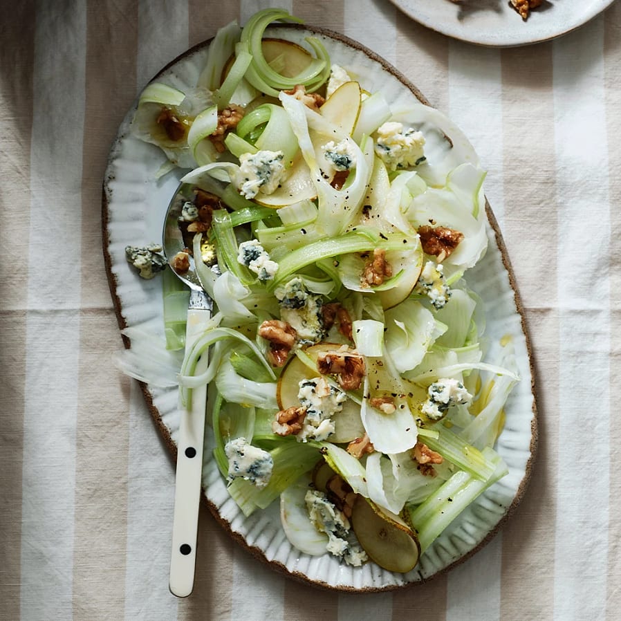 Selleri- och fänkålssallad med päron, ädelost och valnötter