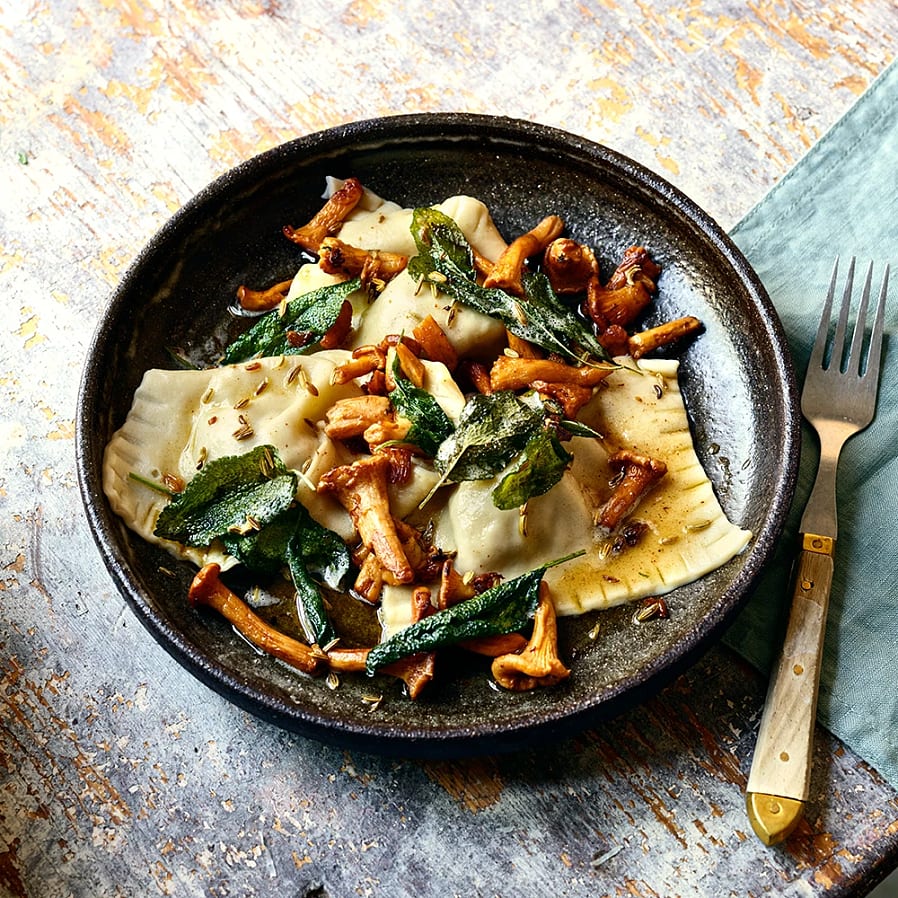 Vildsvinsravioli med kantareller och salviasmör