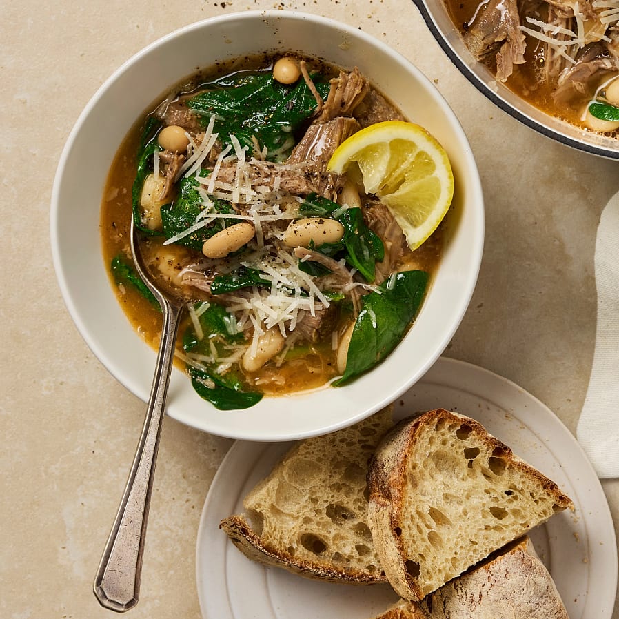 Långbakat lamm med citron, cannellinibönor och spenat i buljong