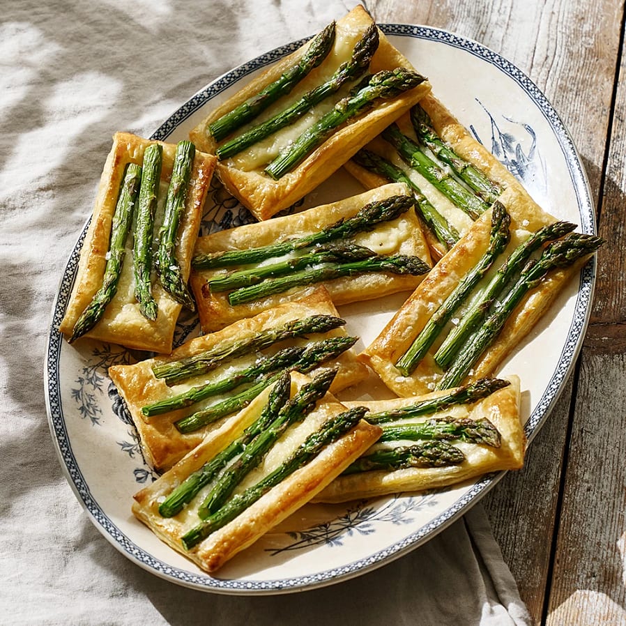 Små smördegspajer med brie och sparris