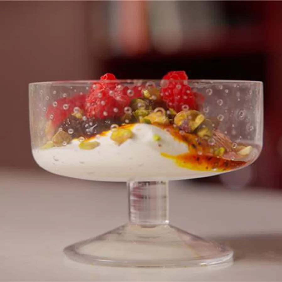 Yoghurt med kryddmarinerade aprikoser
